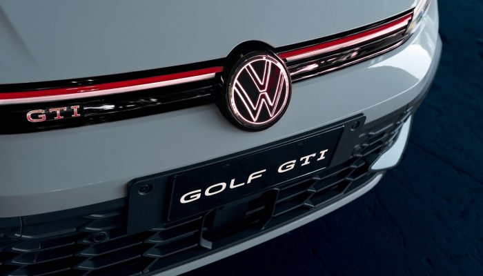 Volkswagen-transforma-fabrica-em-pista-de-corrida-para-anunciar-retorno-do-Golf-GTI.jpg