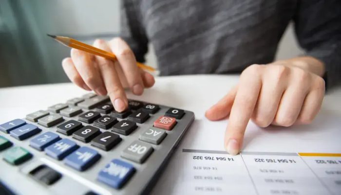 closeup-accountant-hands-counting-calculator-1-scaled_p40813_thumb_resized.jpg