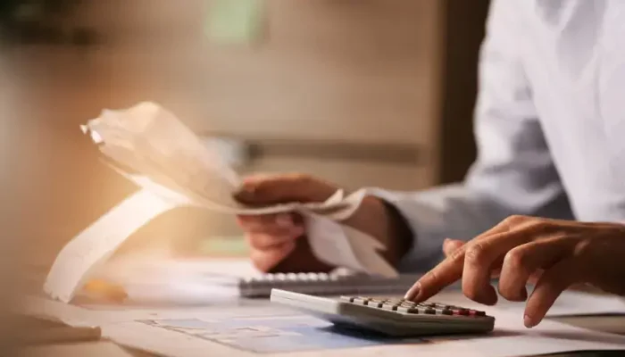 closeup-economist-using-calculator-while-going-through-bills-taxes-office-scaled_p39772_thumb_resize.webp