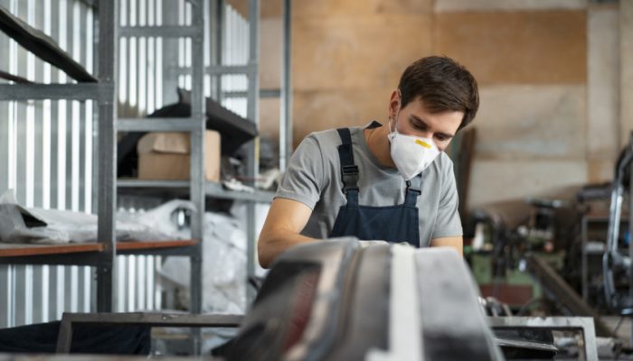 male-painter-overalls-doing-his-work-car-shop-scaled_p37424_thumb_resized.jpg