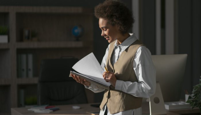 medium-shot-female-economist-working-office-scaled_p37220_thumb_resized.jpg