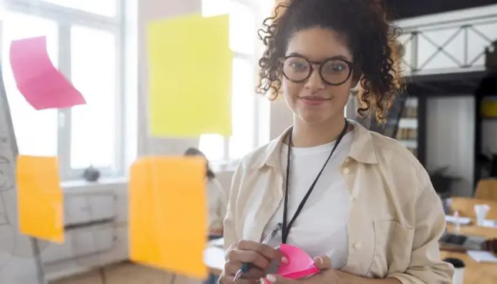 medium-shot-smiley-business-woman-scaled_p38663_thumb_resized.jpg